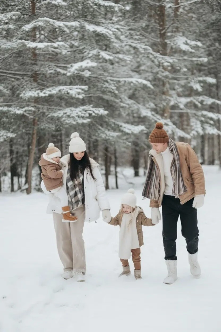 20 Stunning Winter Family Photo Outfits That Will Make Your Holiday Cards Unforgettable