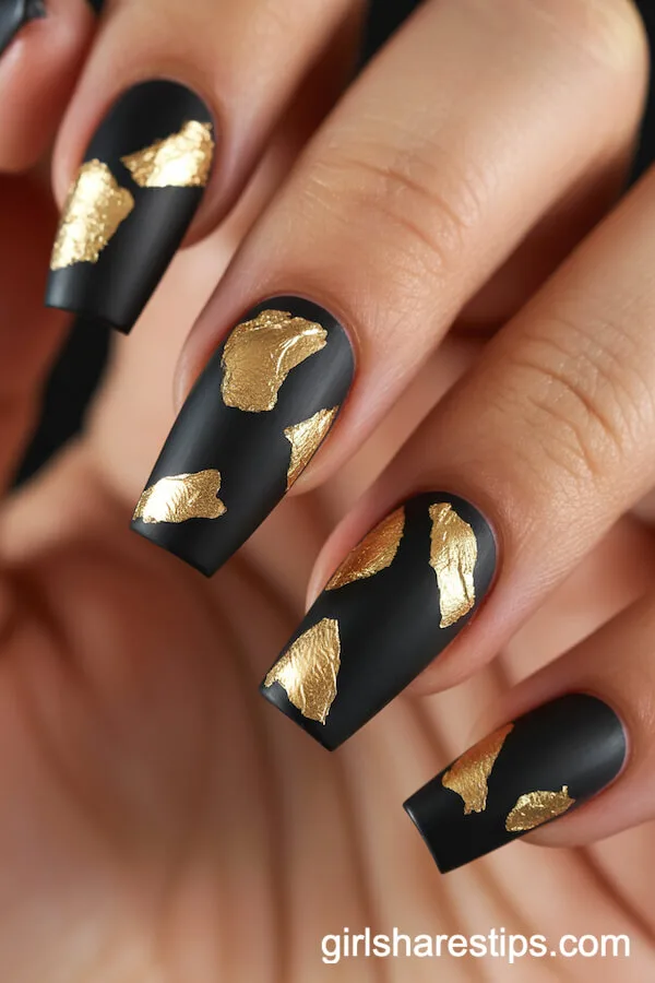 21 Stunning Black and Gold Nails Ideas You’ll Want to Try This Season